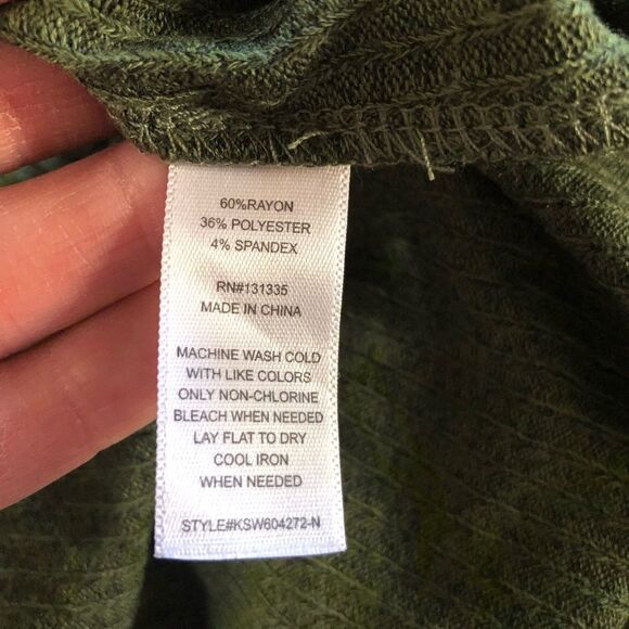 Socialite Button Front Ribbed Top Size Small - Picture 7 of 8